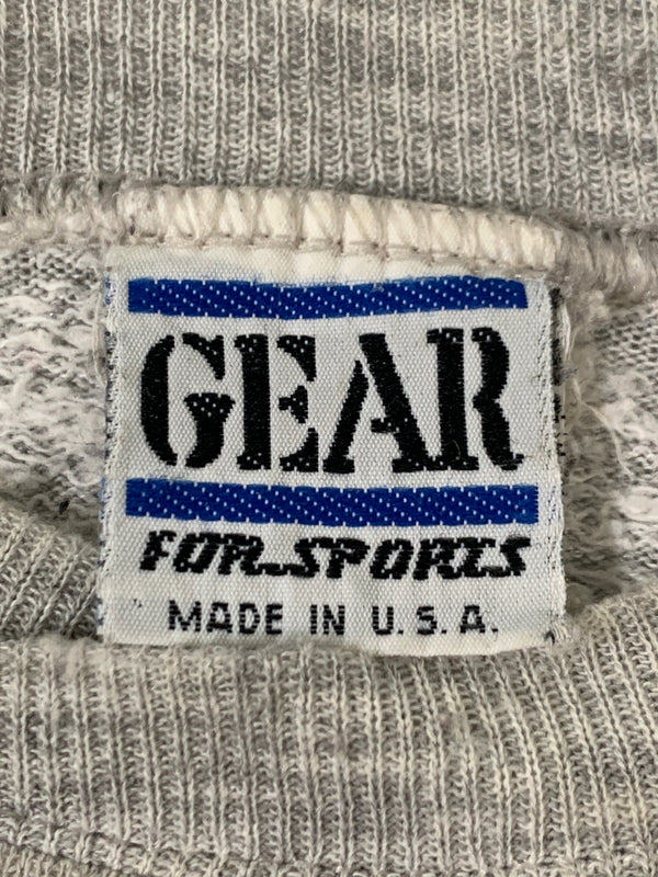 【現状渡し品】【メンズ】 GEAR FOR SPORTS ギアフォースポーツ 90S COLLEGE LOGO CREW SWEATカレッジロゴ クルーネック スウェットシャツ トレーナー 146-260615-kt-10-min サイズ：サイズ不明 カラー：グレー 万代Net店