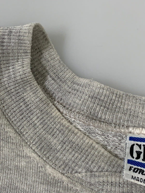 【現状渡し品】【メンズ】 GEAR FOR SPORTS ギアフォースポーツ 90S COLLEGE LOGO CREW SWEATカレッジロゴ クルーネック スウェットシャツ トレーナー 146-260615-kt-10-min サイズ：サイズ不明 カラー：グレー 万代Net店