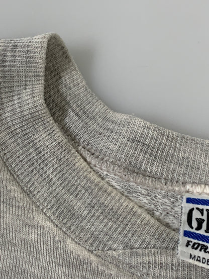 【現状渡し品】【メンズ】 GEAR FOR SPORTS ギアフォースポーツ 90S COLLEGE LOGO CREW SWEATカレッジロゴ クルーネック スウェットシャツ トレーナー 146-260615-kt-10-min サイズ：サイズ不明 カラー：グレー 万代Net店