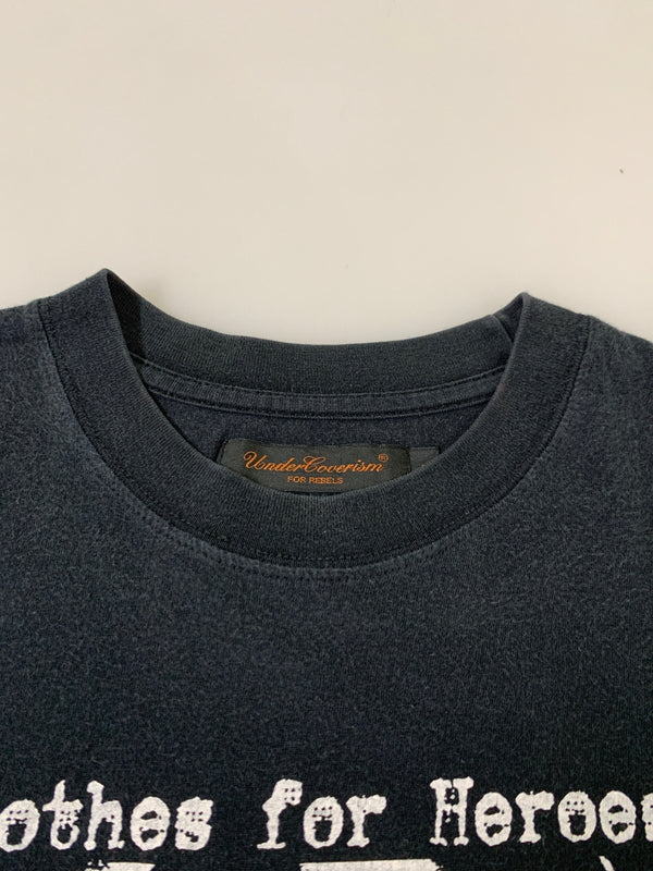 【現状渡し品】【メンズ】 UNDERCOVER アンダーカバー 02AW 魔女期 3億円事件 TEE ショートスリーブ プリントT 半袖Tシャツ 140-260615-kt-26-min サイズ：M カラー：ブラック 万代Net店