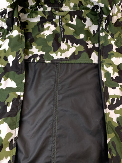【中古品】【メンズ】 BLACKBARRETT ブラックバレット BY NEIL BARRETT バイ ニールバレット CAMO HOODED JACKET カモ フーデッド ジャケット メンズ アウター ナイロンジャケット アウトドア 141-260515-em-05-min サイズ：L カラー：グリーン系（カモ） 万代Net店