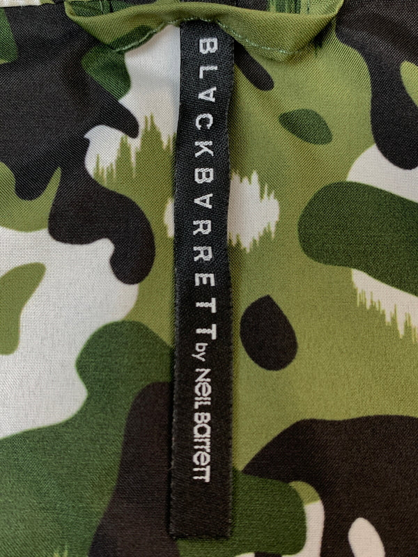 【中古品】【メンズ】 BLACKBARRETT ブラックバレット BY NEIL BARRETT バイ ニールバレット CAMO HOODED JACKET カモ フーデッド ジャケット メンズ アウター ナイロンジャケット アウトドア 141-260515-em-05-min サイズ：L カラー：グリーン系（カモ） 万代Net店