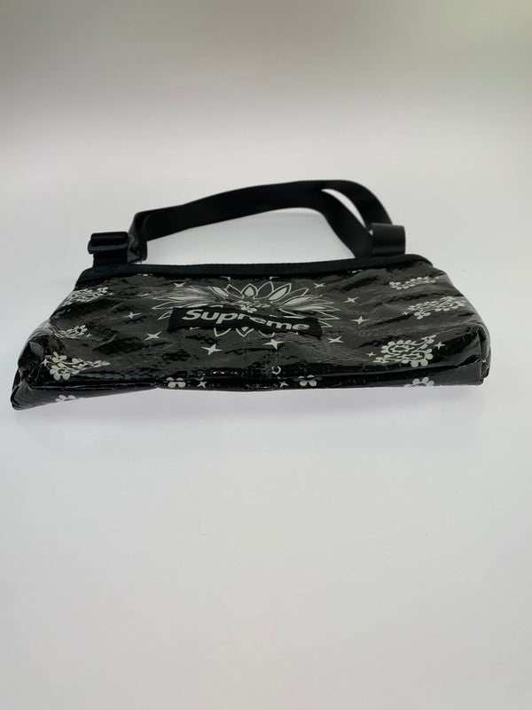 【中古品】【レディース】 SUPREME 21SS BANDANA TARP SIDE BAG BLACK バンダナ タープ サイドバッグ バンダナ柄 小型ショルダーバッグ 188-260521-em-16-min カラー：ブラック 万代Net店