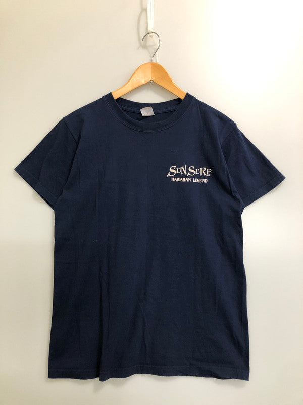 【中古品】【メンズ】 SUN-SURF サンサーフ USA製 UKULELE＆LEIS SS TEE アメリカ製 半袖Tシャツ メンズ トップス 145-260512-em-64-min サイズ：M カラー：ネイビー 万代Net店