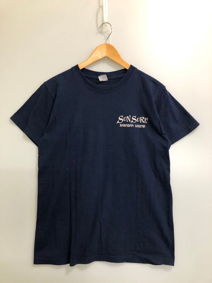 【中古品】【メンズ】 SUN-SURF サンサーフ USA製 UKULELE＆LEIS SS TEE アメリカ製 半袖Tシャツ メンズ トップス 145-260512-em-64-min サイズ：M カラー：ネイビー 万代Net店