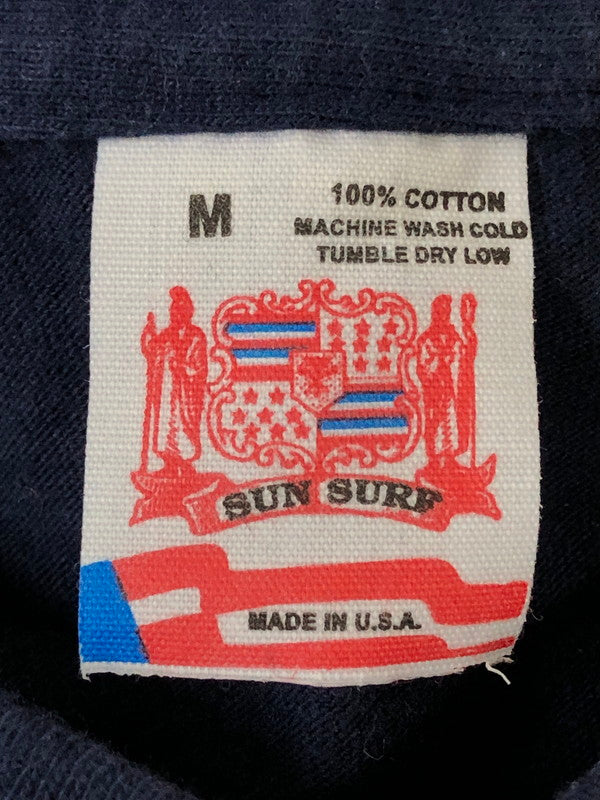 【中古品】【メンズ】 SUN-SURF サンサーフ USA製 UKULELE＆LEIS SS TEE アメリカ製 半袖Tシャツ メンズ トップス 145-260512-em-64-min サイズ：M カラー：ネイビー 万代Net店