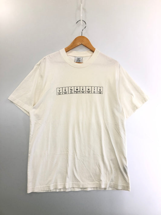 【中古品】【メンズ】 VETEMENTS ヴェトモン CHEMICAL LOGO T‐SHIRT WHITE ケミカル ロゴ Tシャツ メンズ トップス 半袖 元素記号 141-260515-em-27-min サイズ：L カラー：ホワイト 万代Net店