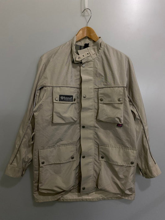 【現状渡し品】【メンズ】 BELSTAFF TOURMASTER 550 NYLON JACKET ベルスタッフ ツアーマスター550 ナイロンジャケット コート アウター 146-260512-yn-06-min サイズ：44 カラー：ベージュ 万代Net店