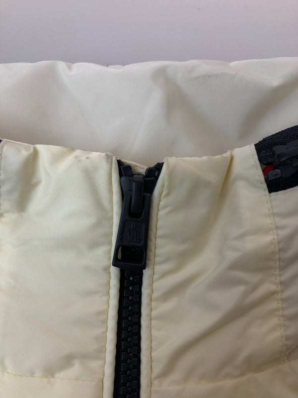 【中古品】【メンズ】 MONCLER モンクレール 23SS OCTANO LOGO APPLIQUED HO I10911A00143 53A5E オクタン ロゴ アップリケ フーデッド シェル ジャケット メンズ ライトアウター 141-260515-em-28-min サイズ：3 カラー：アイボリー 万代Net店