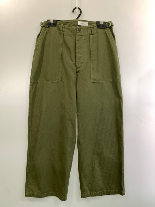 【中古品】【メンズ】 MARKA マーカ UTILITY PANTS WIDE ORGANIC COTTON HERRINGBONE M22D-11PT01C ユーティリティ パンツ ワイド オーガニック コットン ヘリンボーン ボトムス 151-260529-yn-09-min サイズ：2 カラー：オリーブグリーン 万代Net店
