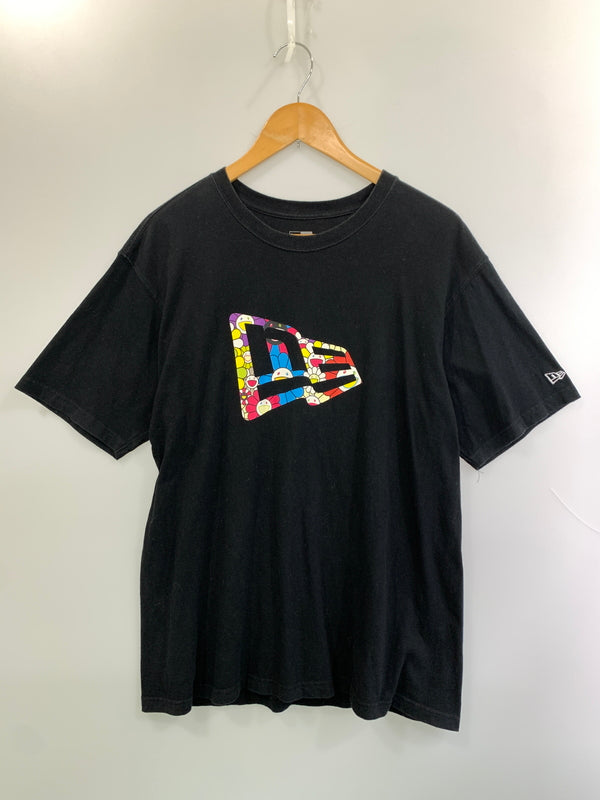 【中古品】【メンズ】 NEW ERA ニューエラ × KAIKAI KIKI カイカイキキ LOGO TEE 半袖Tシャツ ショートスリーブ 142-260520-AS-45-min サイズ：L カラー：ブラック 万代Net店