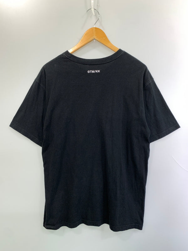 【中古品】【メンズ】 NEW ERA ニューエラ × KAIKAI KIKI カイカイキキ LOGO TEE 半袖Tシャツ ショートスリーブ 142-260520-AS-45-min サイズ：L カラー：ブラック 万代Net店