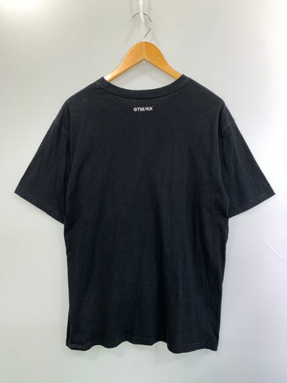 【中古品】【メンズ】 NEW ERA ニューエラ × KAIKAI KIKI カイカイキキ LOGO TEE 半袖Tシャツ ショートスリーブ 142-260520-AS-45-min サイズ：L カラー：ブラック 万代Net店