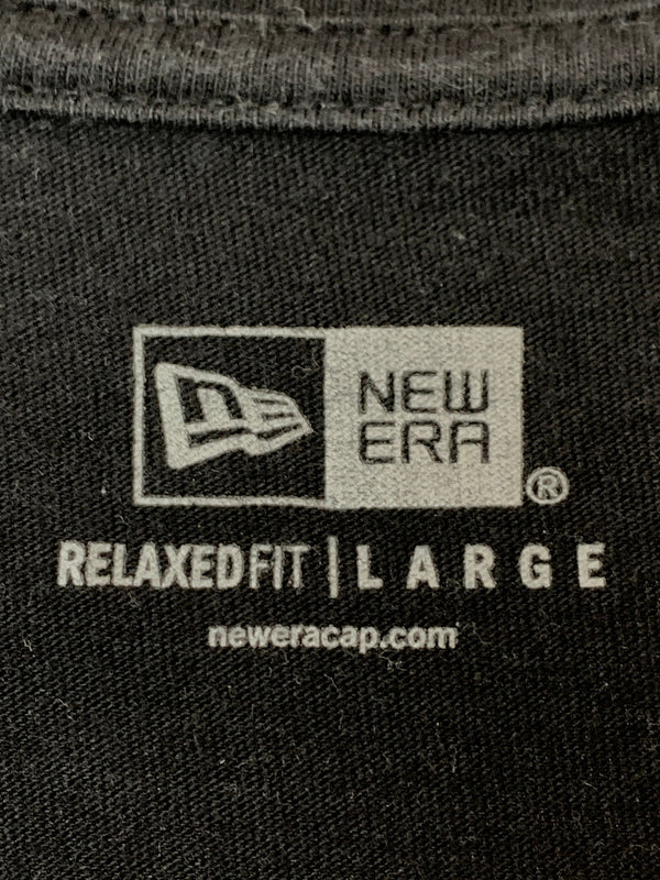 【中古品】【メンズ】 NEW ERA ニューエラ × KAIKAI KIKI カイカイキキ LOGO TEE 半袖Tシャツ ショートスリーブ 142-260520-AS-45-min サイズ：L カラー：ブラック 万代Net店