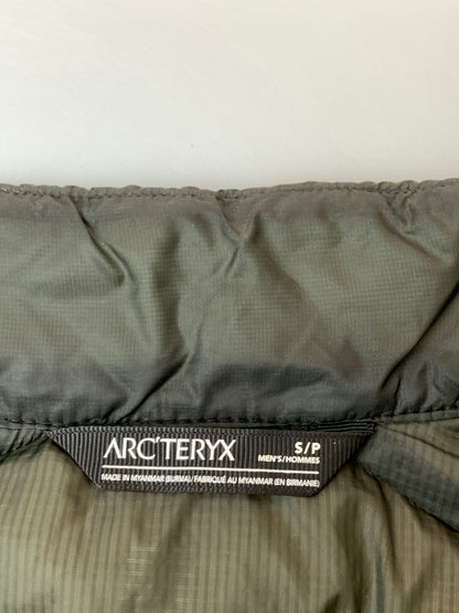 【中古品】【メンズ】 ARC'TERYX アークテリクス CERIUM LT JACKET 18014 セリウム LT ジャケット アウター ダウンジャケット 144-260526-jt-14-min サイズ：S カラー：オリーブ 万代Net店