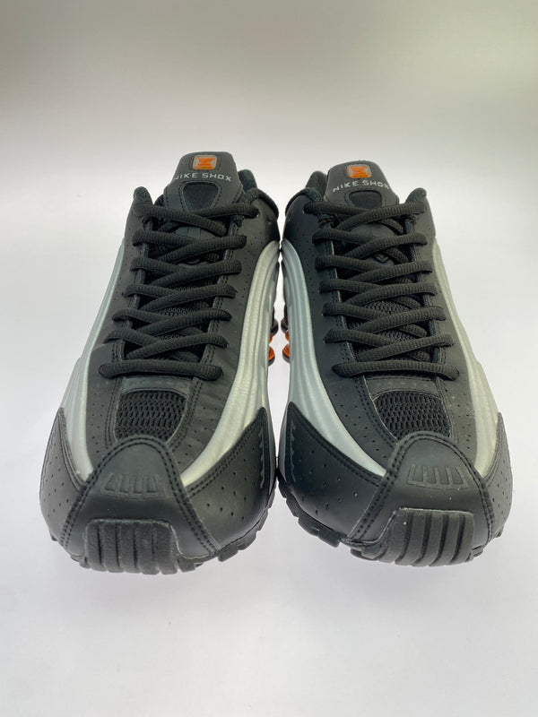 【中古品】【メンズ】 NIKE ナイキ SHOX R4 HQ1988-003 ショックス スニーカー メンズ シューズ 靴 160-260524-em-03-min サイズ：29.0cm カラー：BLACK/BRIGHT MANDARIN 万代Net店