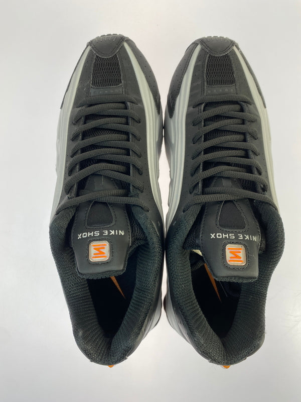 【中古品】【メンズ】 NIKE ナイキ SHOX R4 HQ1988-003 ショックス スニーカー メンズ シューズ 靴 160-260524-em-03-min サイズ：29.0cm カラー：BLACK/BRIGHT MANDARIN 万代Net店