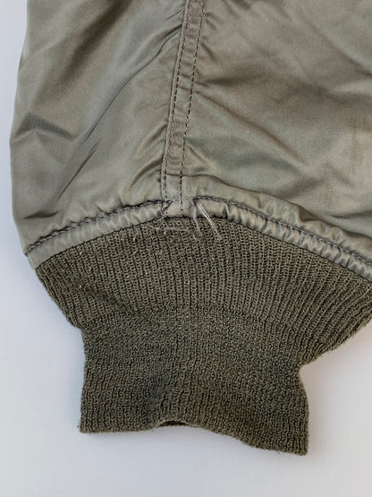 【現状渡し品】【メンズ】 ALPHA INDUSTRIES アルファ インダストリーズ 90S CWU-45 FLIGHT JACKET DLA5795210 1990年代 フライトジャケット メンズ アウター 145-260618-KS-17-min サイズ：XXL カラー：カーキグリーン 万代Net店