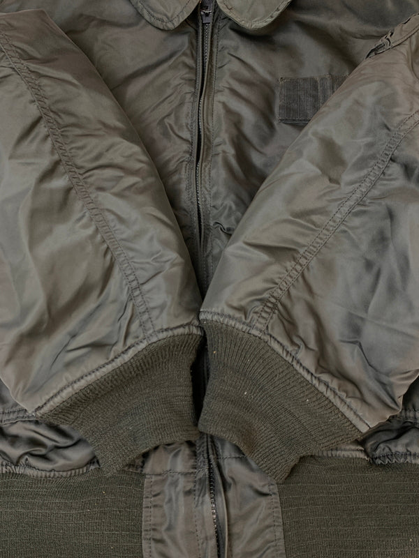 【現状渡し品】【メンズ】 ALPHA INDUSTRIES アルファ インダストリーズ 90S CWU-45 FLIGHT JACKET DLA5795210 1990年代 フライトジャケット メンズ アウター 145-260618-KS-17-min サイズ：XXL カラー：カーキグリーン 万代Net店
