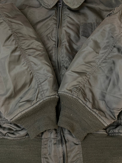 【現状渡し品】【メンズ】 ALPHA INDUSTRIES アルファ インダストリーズ 90S CWU-45 FLIGHT JACKET DLA5795210 1990年代 フライトジャケット メンズ アウター 145-260618-KS-17-min サイズ：XXL カラー：カーキグリーン 万代Net店