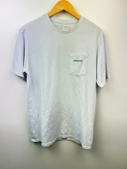 【中古品】【メンズ】 patagonia パタゴニア BOARDSHORT LOGO POCKET RESPONSIBILI TEE ボードショーツロゴポケットレスポンシビリティー 半袖Tシャツ トップス 178-260627-kk-01-hon サイズ：S カラー：ライトブルー系 万代Net店