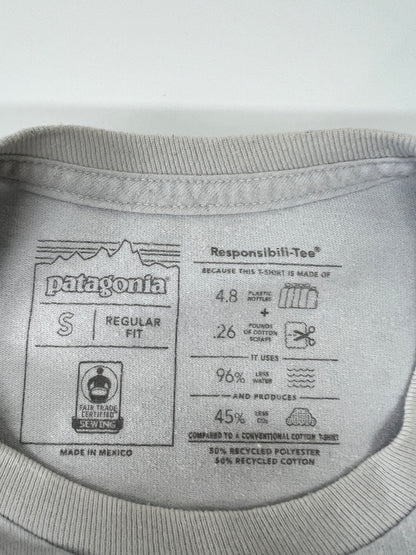 【中古品】【メンズ】 patagonia パタゴニア BOARDSHORT LOGO POCKET RESPONSIBILI TEE ボードショーツロゴポケットレスポンシビリティー 半袖Tシャツ トップス 178-260627-kk-01-hon サイズ：S カラー：ライトブルー系 万代Net店