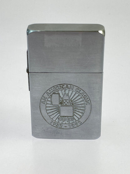 【中古品】【メンズ/レディース】 ZIPPO ジッポ AN AMERICAN CLASSIC 1932-1992 アメリカン クラシック オイルライター 206-260603-em-28-min カラー：シルバー 万代Net店