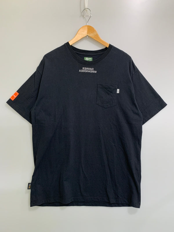 【中古品】【メンズ】 WIND AND SEA ウィンダンシー × DANNER BLACK MOUNTAIN S/S TEE 422A1010399 ダナー ブラック マウンテン ショートスリーブ Tシャツ 半袖Tシャツ トップス 142-260602-yn-02-min サイズ：XL カラー：ブラック 万代Net店