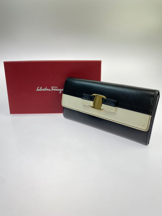 【中古品】【メンズ/レディース】 SALVATORE FERRAGAMO サルヴァトーレ フェラガモ ヴァラリボン バイカラー 二つ折り財布 22-C493 181-260713-KS-12-min カラー：ブラック/ホワイト 万代Net店