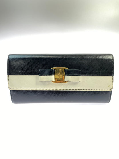 【中古品】【メンズ/レディース】 SALVATORE FERRAGAMO サルヴァトーレ フェラガモ ヴァラリボン バイカラー 二つ折り財布 22-C493 181-260713-KS-12-min カラー：ブラック/ホワイト 万代Net店