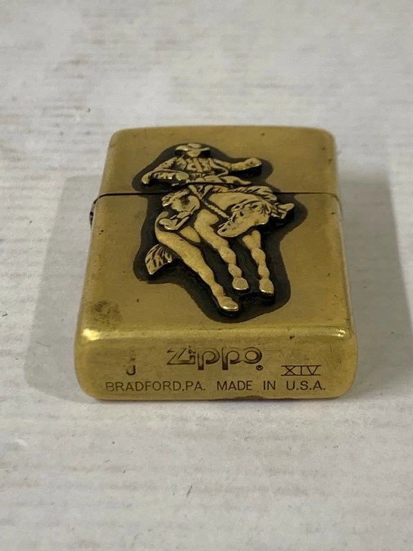 【中古品】【メンズ/レディース】 ZIPPO ジッポ 1998年製 MARLBOROロデオカウボーイ ソリッドブラスオイルライター 喫煙具 206-240205-ab-21-min カラー：ゴールド 万代Net店
