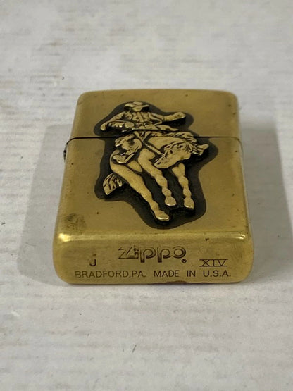【中古品】【メンズ/レディース】 ZIPPO ジッポ 1998年製 MARLBOROロデオカウボーイ ソリッドブラスオイルライター 喫煙具 206-240205-ab-21-min カラー：ゴールド 万代Net店