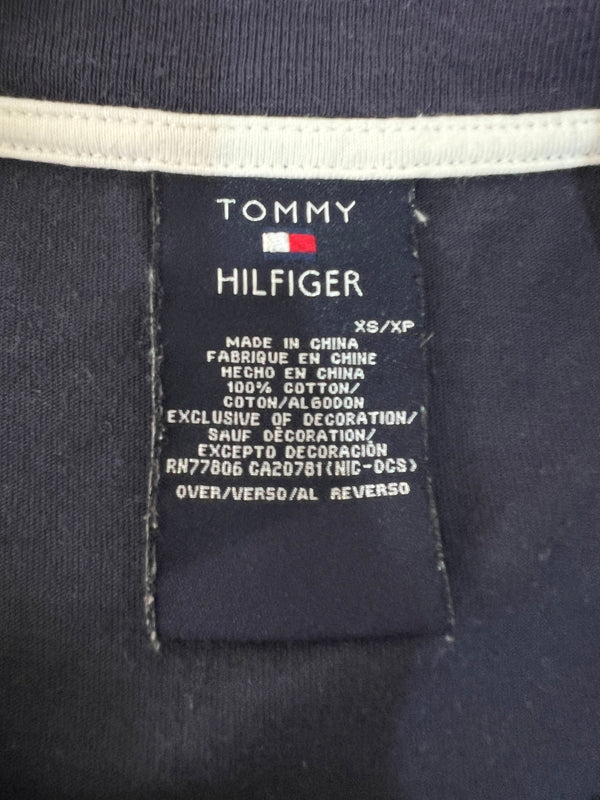 【中古品】【メンズ/レディース】 TOMMY HILFIGER トミーヒルフィガー S/S LOGO PRINT TEE ショートスリーブ ロゴ プリント Tシャツ 半袖 トップス 178-260620-kk-22-hon サイズ：XS カラー：ネイビー 万代Net店