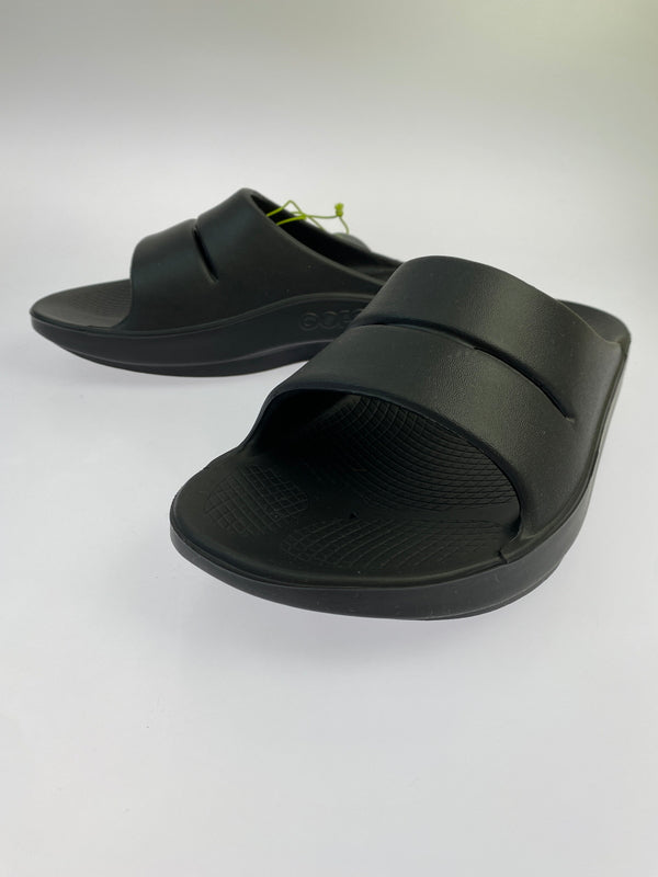 【中古美品】【メンズ】 OOFOS OOAHH ウーフォスウーアー RECOVERY SANDAL 靴 シューズ サンダル 164-260531-AS-74-min サイズ：M8W10 カラー：ブラック 万代Net店