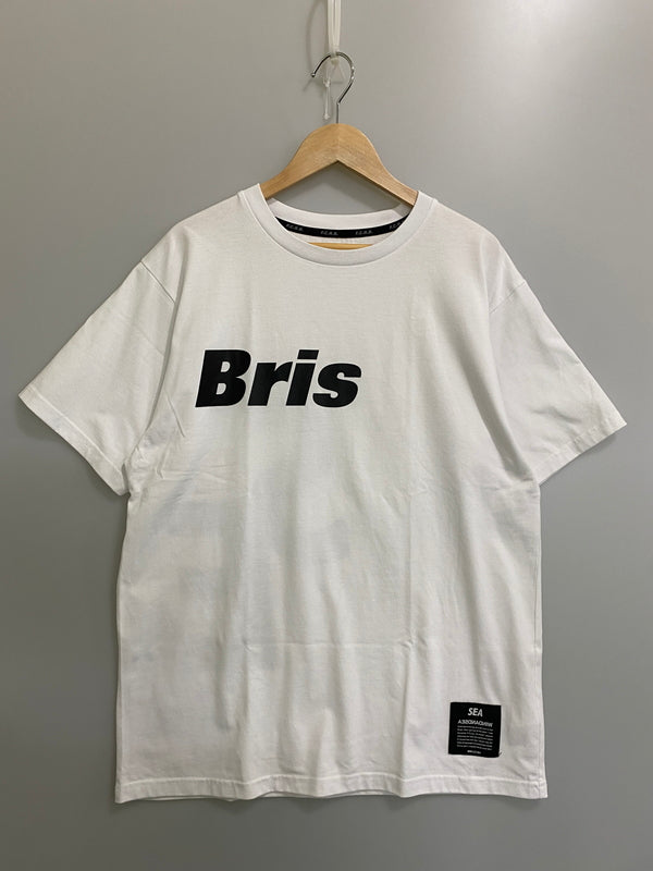 【中古品】【メンズ】 F.C.R.B エフシーアールビー × WIND AND SEA ウィンダンシー BRISTOL SEA BIG LOGO TEE FCRB-220155 ブリストル シー ビッグ ロゴ 半袖 Tシャツ メンズ トップス 142-260615-em-01-min サイズ：L カラー：ホワイト 万代Net店