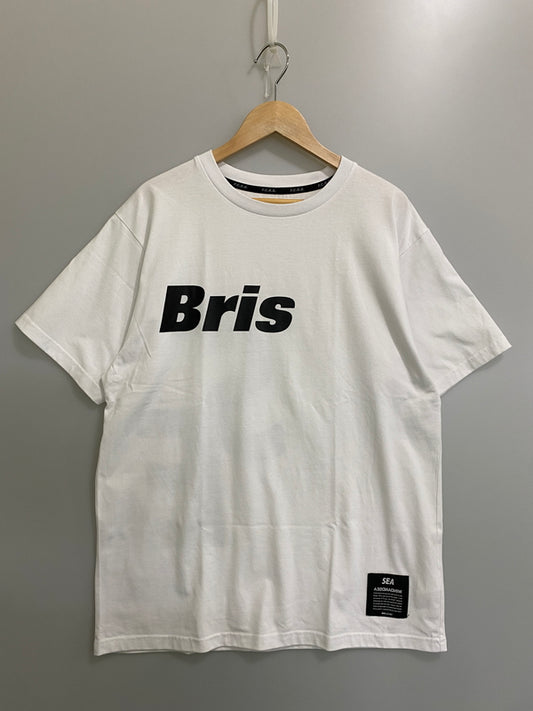 【中古品】【メンズ】 F.C.R.B エフシーアールビー × WIND AND SEA ウィンダンシー BRISTOL SEA BIG LOGO TEE FCRB-220155 ブリストル シー ビッグ ロゴ 半袖 Tシャツ メンズ トップス 142-260615-em-01-min サイズ：L カラー：ホワイト 万代Net店