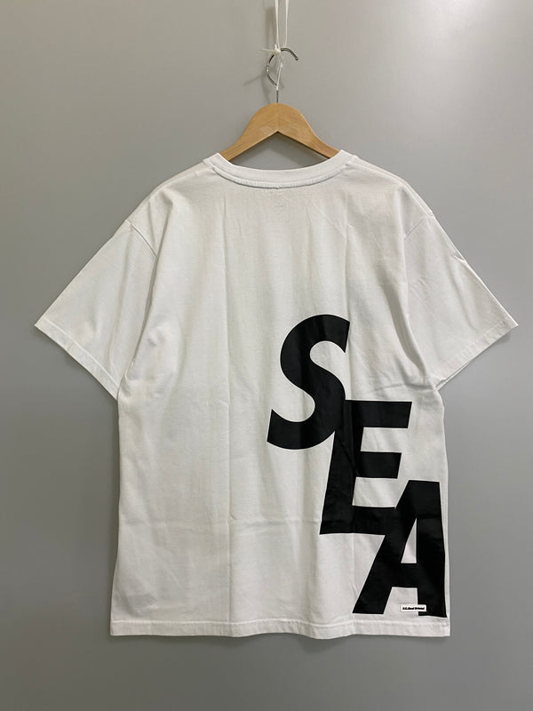 【中古品】【メンズ】 F.C.R.B エフシーアールビー × WIND AND SEA ウィンダンシー BRISTOL SEA BIG LOGO TEE FCRB-220155 ブリストル シー ビッグ ロゴ 半袖 Tシャツ メンズ トップス 142-260615-em-01-min サイズ：L カラー：ホワイト 万代Net店