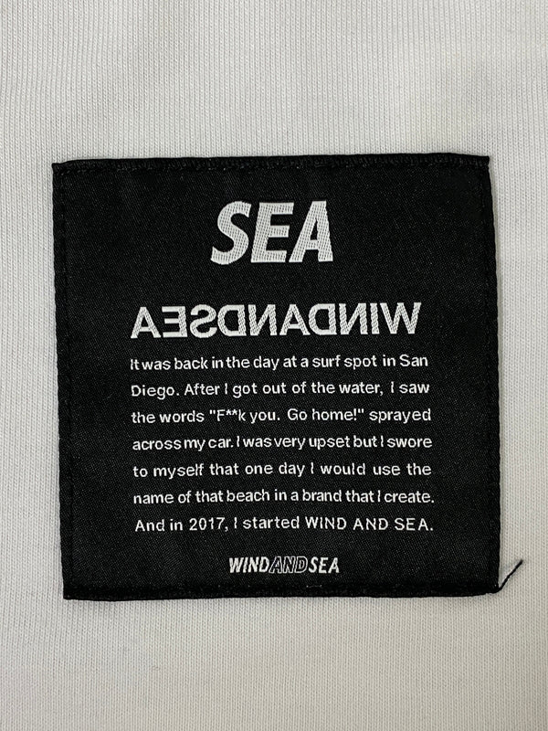 【中古品】【メンズ】 F.C.R.B エフシーアールビー × WIND AND SEA ウィンダンシー BRISTOL SEA BIG LOGO TEE FCRB-220155 ブリストル シー ビッグ ロゴ 半袖 Tシャツ メンズ トップス 142-260615-em-01-min サイズ：L カラー：ホワイト 万代Net店