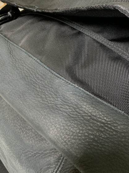 【中古品】【メンズ】 VISVIM ビズビム MESSENGER BAG レザー切替 メッセンジャーバッグ 鞄 188-260609-yn-37-min カラー：ブラック 万代Net店