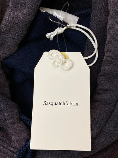 【中古美品】【メンズ】 SASQUATCHFABRIX サスクワァッチファブリックス EASTEND DRAGON FONT HOODIE 24AW-CSP-001 イーストエンドドラゴン フォント フーディー パーカー トップス 140-260602-yn-14-min サイズ：XL カラー：NAVY FADE 万代Net店