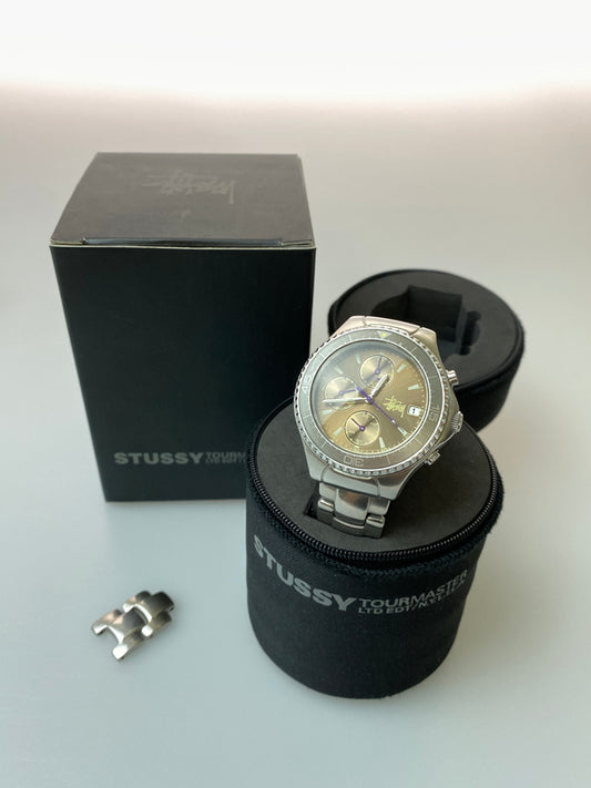 【現状渡し品】【メンズ/レディース】 STUSSY ステューシー TOURMASTER C ツアーマスター クロノグラフ 腕時計 ウォッチ 197-260615-em-26-min カラー：シルバー 万代Net店
