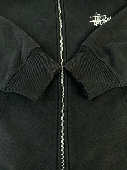 【現状渡し品】【メンズ】 STUSSY ステューシー STOCK LOGO LS ZIP UP PARKA フルジップパーカー 142-260604-AS-4-min サイズ：L カラー：ブラック 万代Net店