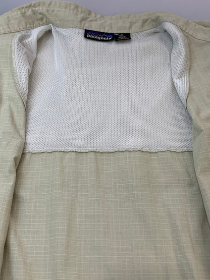 【現状渡し品】【メンズ】 PATAGONIA パタゴニア ISLAND HOPPER LS SHIRT アイランドホッパー ロングスリーブシャツ 長袖シャツ 144-260610-kt-09-min サイズ：XL カラー：カーキ 万代Net店