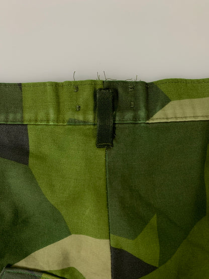 【現状渡し品】【メンズ】 SWEDISH ARMY スウェーデンアーミー UF90 FIELD PANT フィールドパンツ メンズ ボトムス ミリタリー カーゴパンツ 157-260612-em-54-min カラー：グリーン系（カモ） 万代Net店