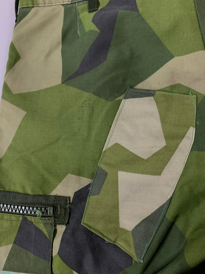 【現状渡し品】【メンズ】 SWEDISH ARMY スウェーデンアーミー UF90 FIELD PANT フィールドパンツ メンズ ボトムス ミリタリー カーゴパンツ 157-260612-em-54-min カラー：グリーン系（カモ） 万代Net店