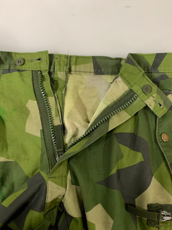 【現状渡し品】【メンズ】 SWEDISH ARMY スウェーデンアーミー UF90 FIELD PANT フィールドパンツ メンズ ボトムス ミリタリー カーゴパンツ 157-260612-em-54-min カラー：グリーン系（カモ） 万代Net店
