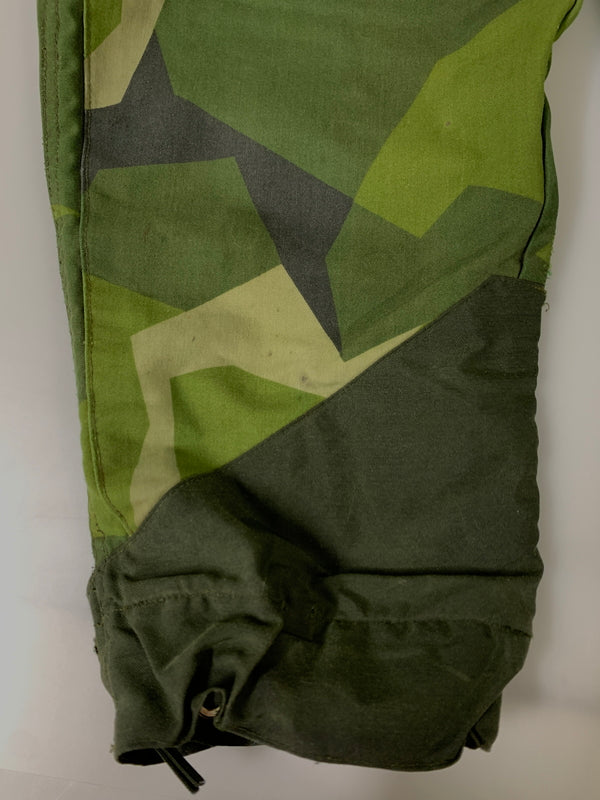 【現状渡し品】【メンズ】 SWEDISH ARMY スウェーデンアーミー UF90 FIELD PANT フィールドパンツ メンズ ボトムス ミリタリー カーゴパンツ 157-260612-em-54-min カラー：グリーン系（カモ） 万代Net店