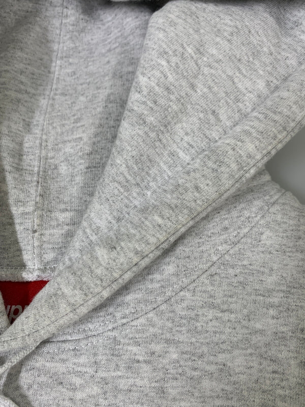 【中古品】【メンズ】 SUPREME シュプリーム 24FW JANE'S ADDICTION HOODED SWEATSHIRT ジェーンズ・アディクション フーデッド スウェットシャツ パーカー トップス 149-260605-yn-02-min サイズ：XL カラー：ライトグレー 万代Net店