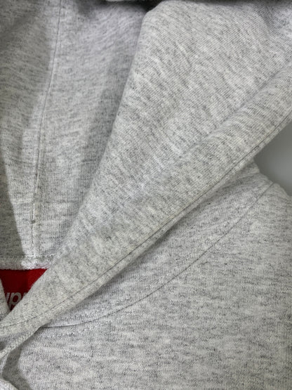 【中古品】【メンズ】 SUPREME シュプリーム 24FW JANE'S ADDICTION HOODED SWEATSHIRT ジェーンズ・アディクション フーデッド スウェットシャツ パーカー トップス 149-260605-yn-02-min サイズ：XL カラー：ライトグレー 万代Net店