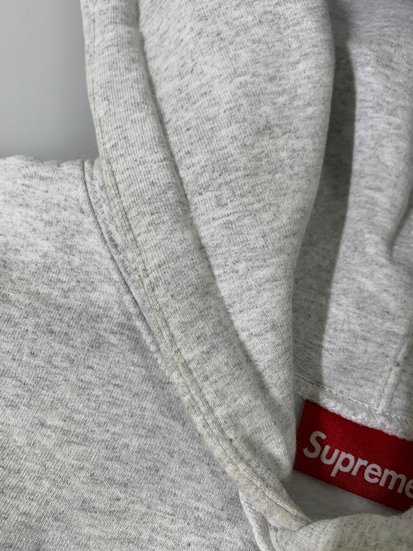 【中古品】【メンズ】 SUPREME シュプリーム 24FW JANE'S ADDICTION HOODED SWEATSHIRT ジェーンズ・アディクション フーデッド スウェットシャツ パーカー トップス 149-260605-yn-02-min サイズ：XL カラー：ライトグレー 万代Net店